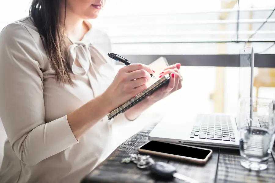 Réviseuse compare une traduction bilingue sur écran et document imprimé