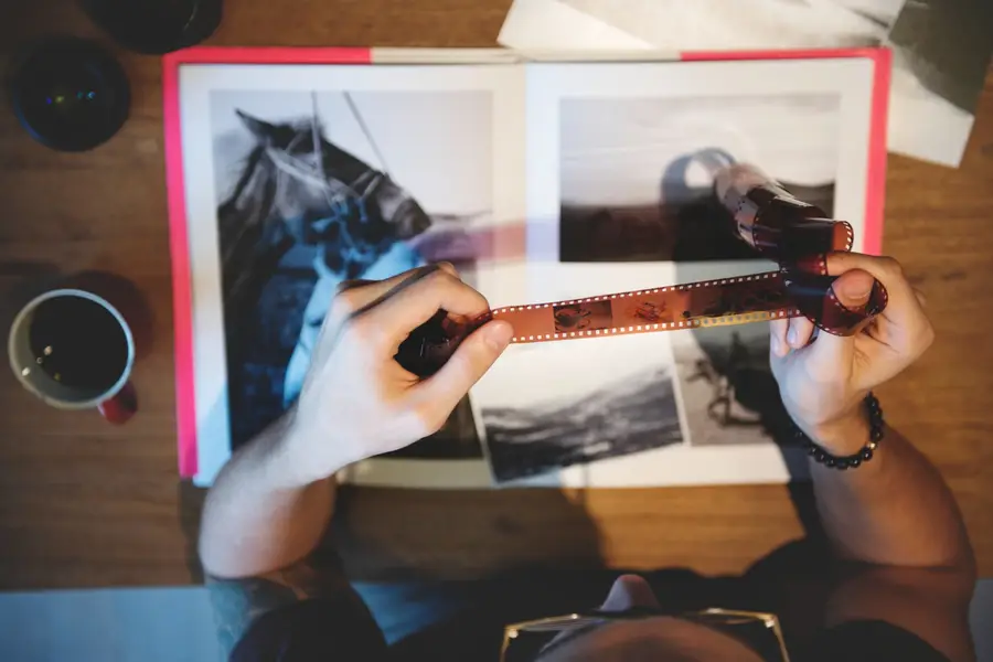 Album photo ouvert avec tirages protégés dans des pochettes transparentes