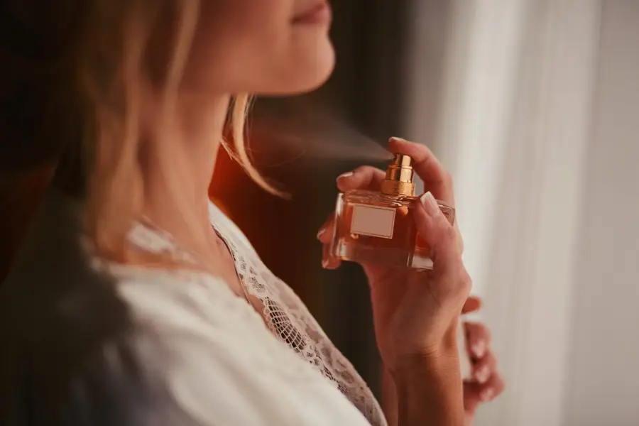 Flacon ambré et pipettes pour créer un parfum maison