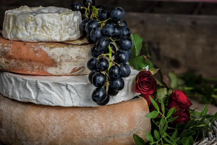 Petits fromages de chèvre affinant sur grille dans une boîte propre