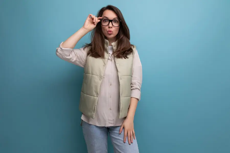 Femme de dos portant un bombers kaki avec jean droit