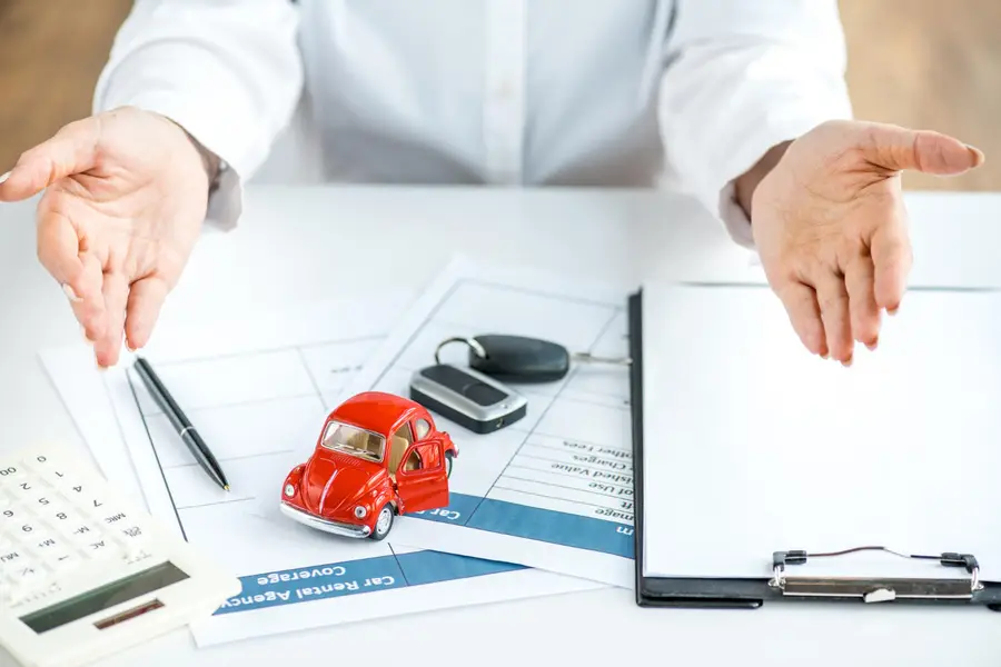 Conductrice classant carte grise permis et relevé d’information automobile