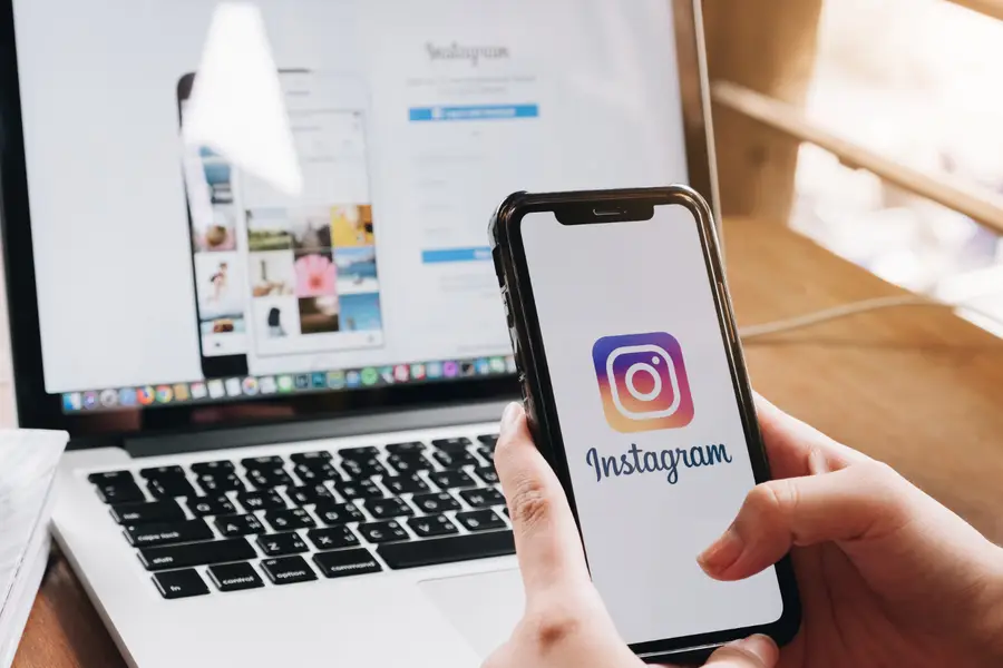 Créatrice analysant les statistiques Instagram sur un ordinateur portable