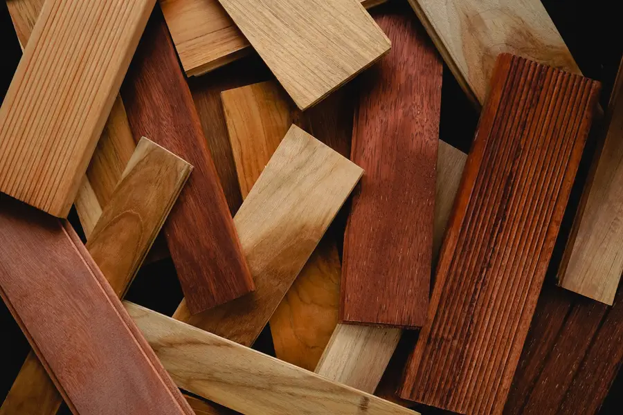 Artisan ajustant des lames de chêne sur un parquet à point de Hongrie