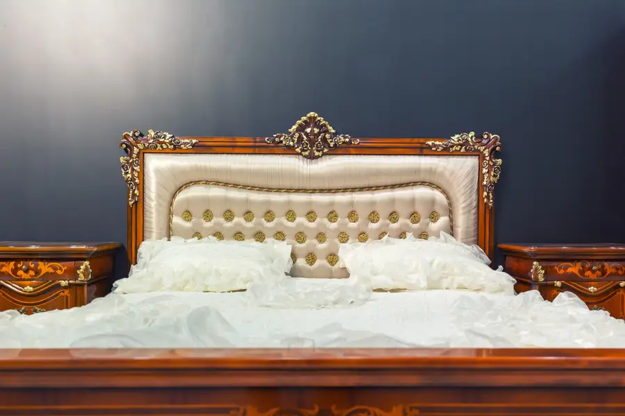 Couple testant discrètement un matelas dans une chambre contemporaine lumineuse