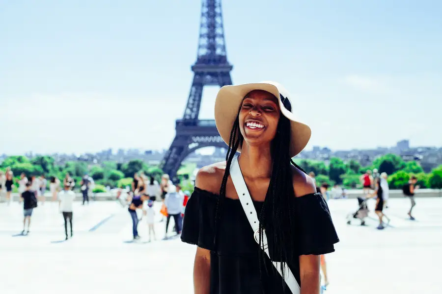 Voyageuse préparant un dossier de visa français avec passeport ivoirien