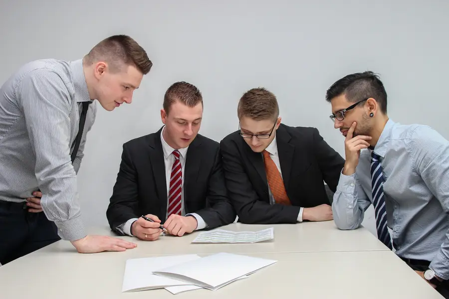 Consultant immobilier examinant contrats et plans dans un bureau lumineux