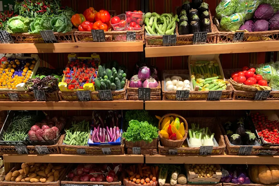 Panier de légumes de saison, lentilles, noix et fruits français
