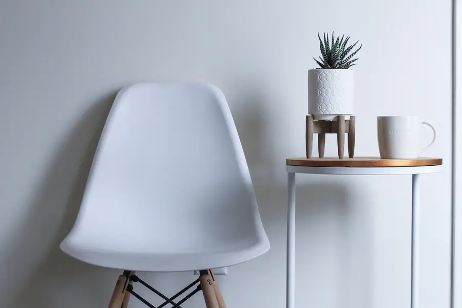 Salon lumineux mêlant chêne, fauteuil aux lignes courbes et textiles en laine