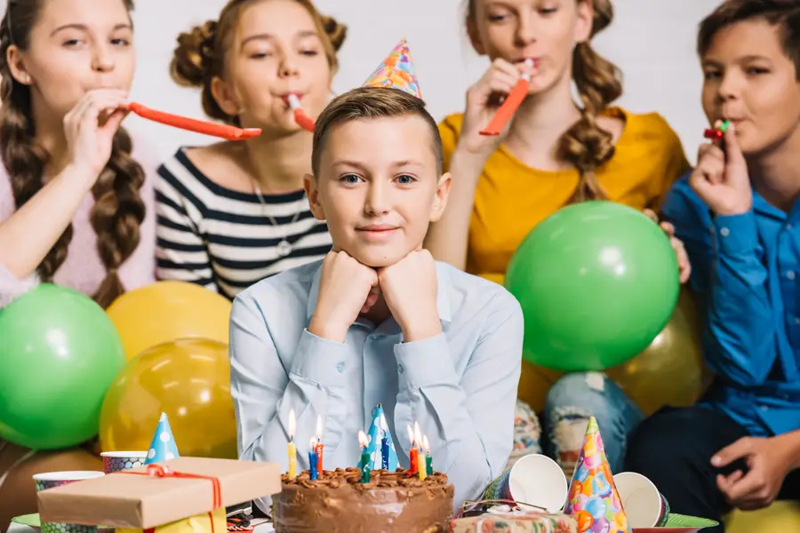 Table d’anniversaire colorée avec jeux créatifs pour enfants de six ans