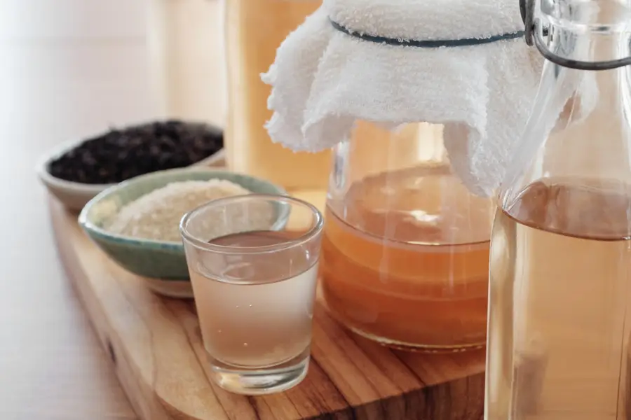 Bocaux de kombucha et kéfir d’eau dans une cuisine propre