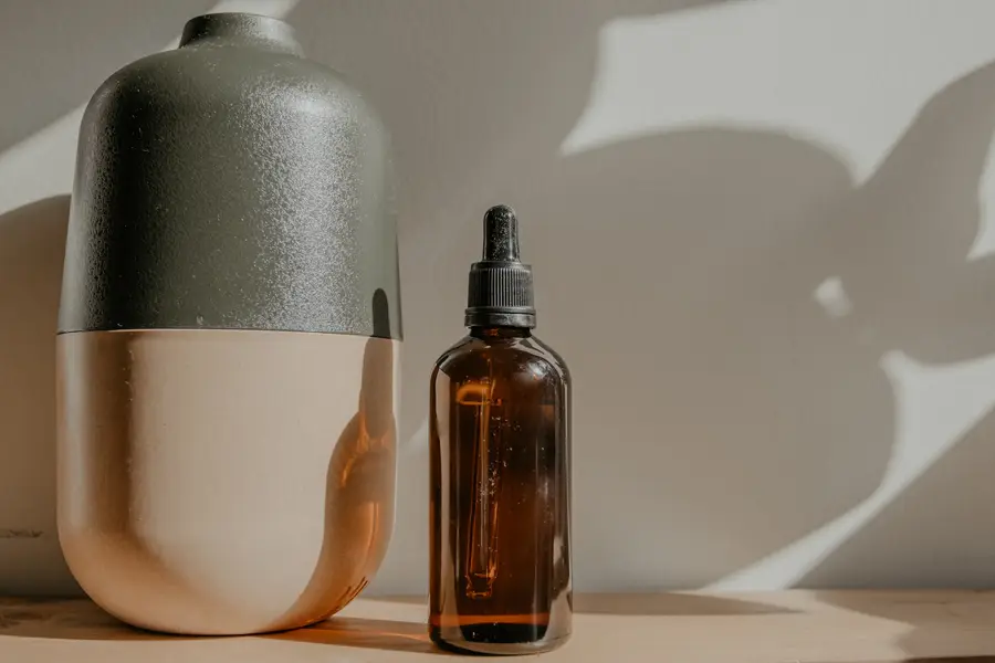 Moustiquaire blanche correctement fixée au-dessus d’un berceau dans une chambre lumineuse