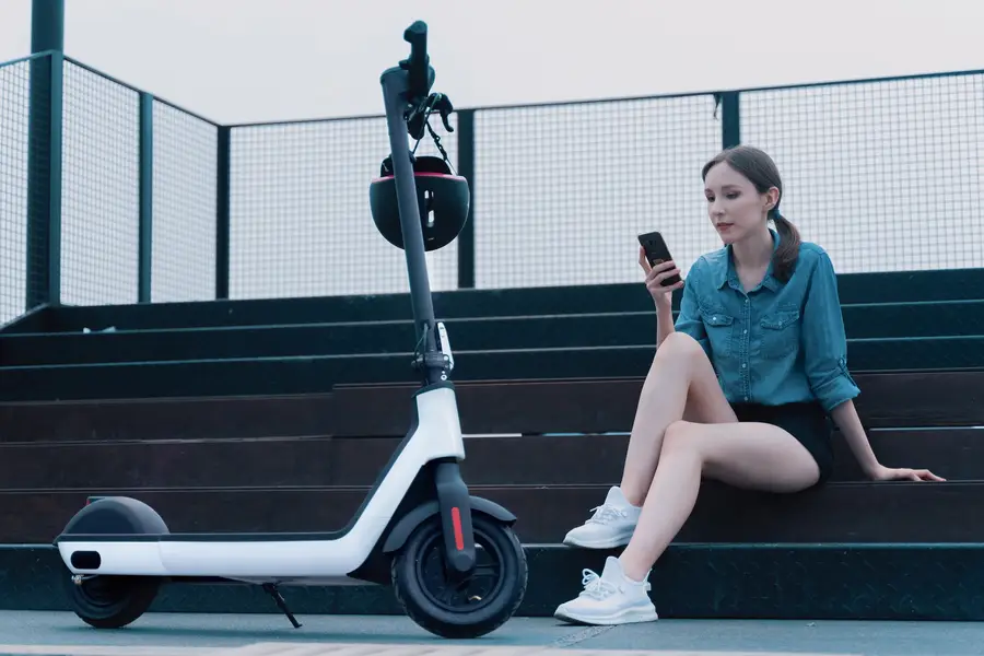 Trottinette électrique équipée d’un casque, antivol et éclairage urbain
