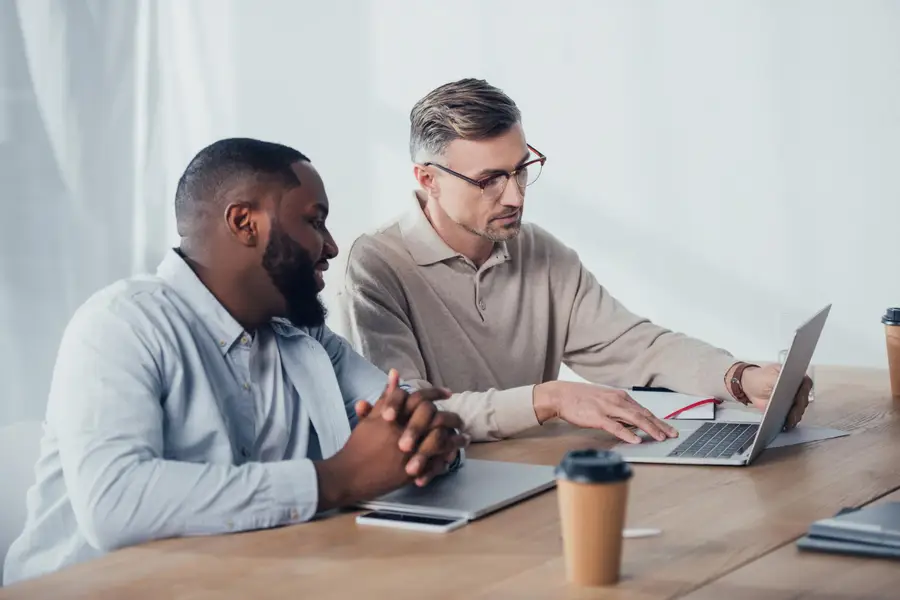 Consultant indépendant travaillant sur un tableau de bord ERP professionnel