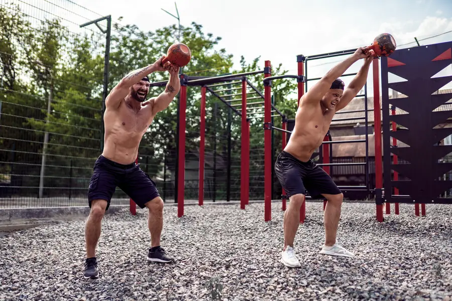 Sportive s’entraînant sur agrès de fitness dans un parc urbain