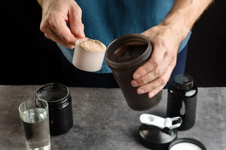 Latte macchiato mousseux dans un grand verre près d’une machine à café