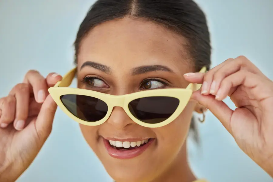 Paire de lunettes de soleil en bois posée sur une table