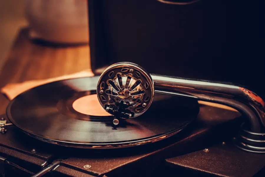 Tourne-disque ancien en meuble bois nettoyé dans un atelier lumineux