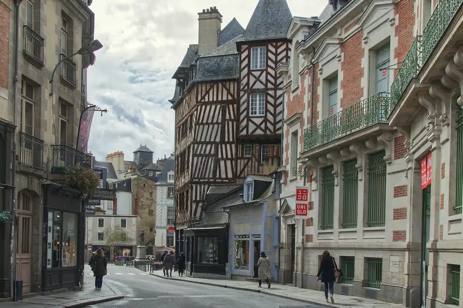 Immeuble résidentiel breton près d’une gare sous ciel nuageux