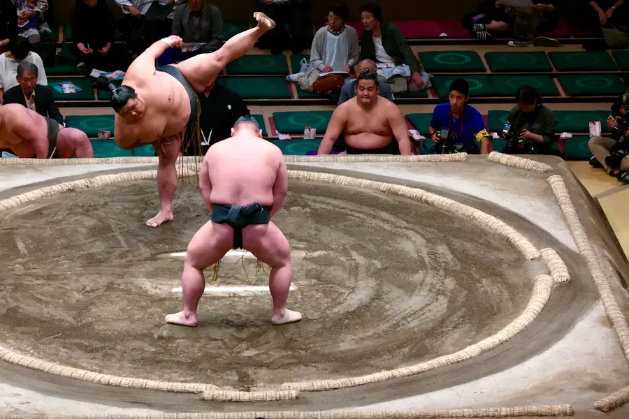 Adultes s’entraînant au karaté dans un dojo lumineux français