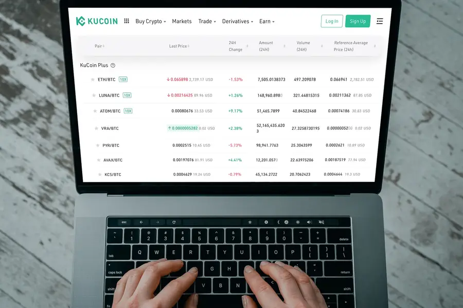 Gestionnaire RH vérifiant des bulletins de paie sur ordinateur sécurisé