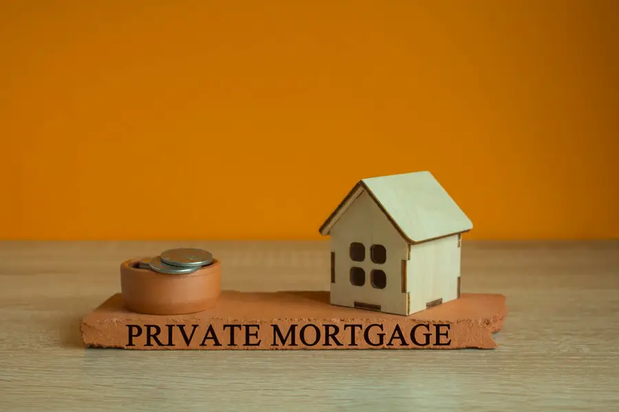 Couple examinant un plan de financement immobilier avec calculatrice