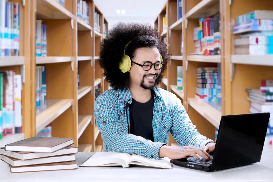 Correctrice relisant deux versions linguistiques annotées sur un bureau