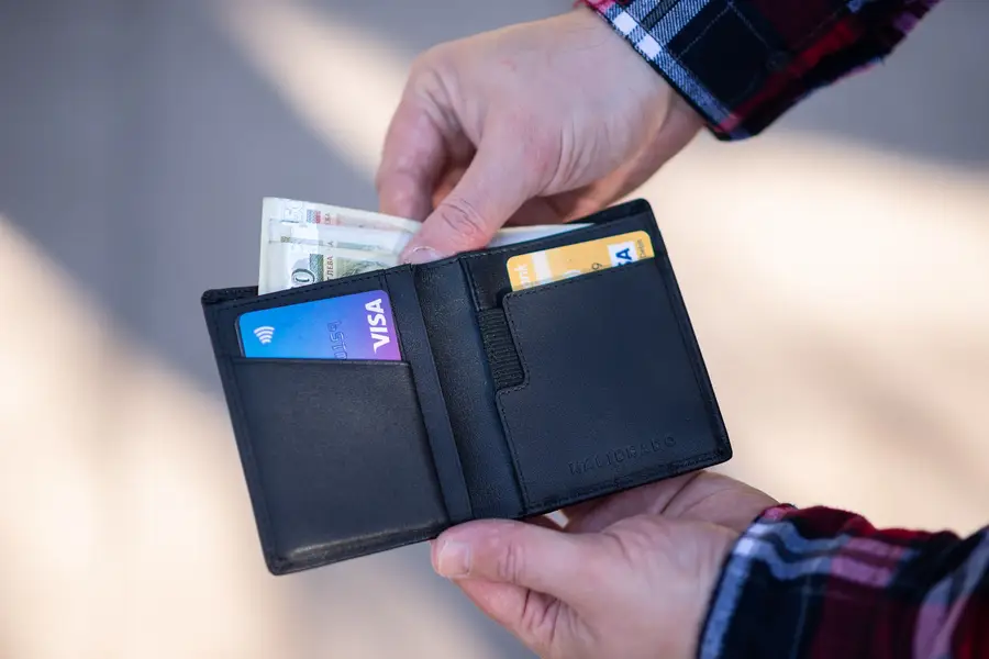 Commerçante utilisant un terminal de paiement et tableau de bord e-commerce