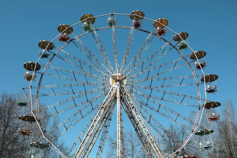 Grande roue rouillée du Spreepark entourée d’arbres à Berlin