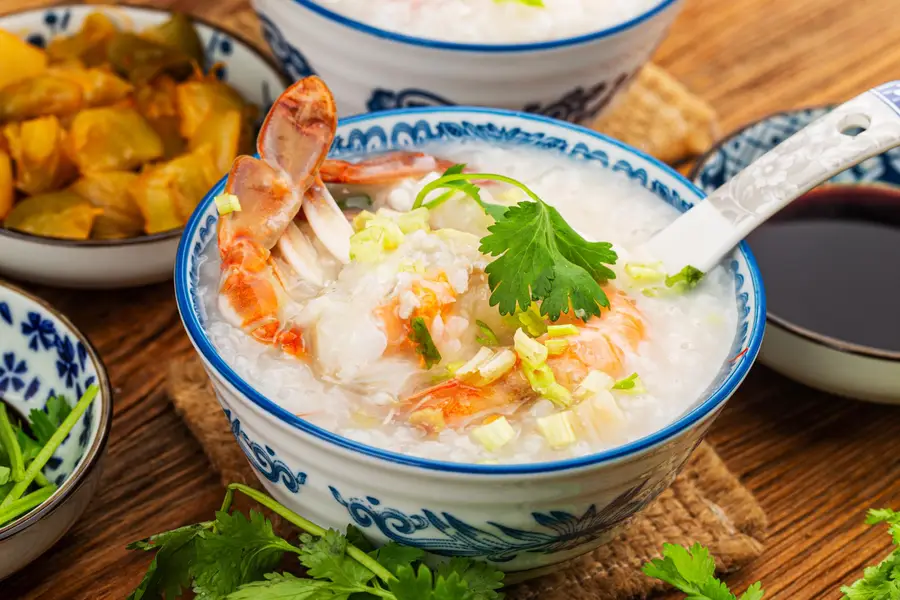 Bol de pho vietnamien fumant avec herbes fraîches et citron vert