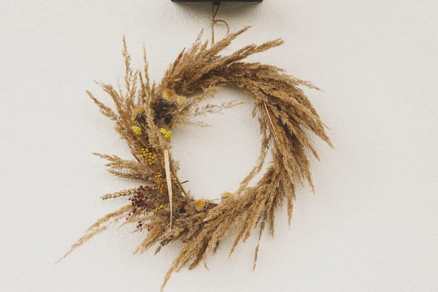 Artisan travaillant sous loupe sur un grain de riz