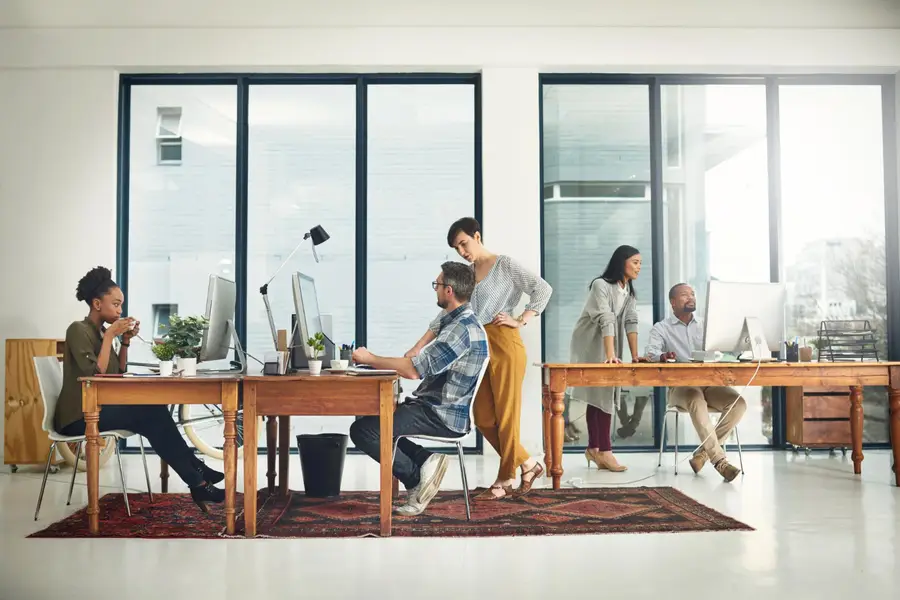 Équipe diverse travaillant dans un espace de coworking lumineux et moderne