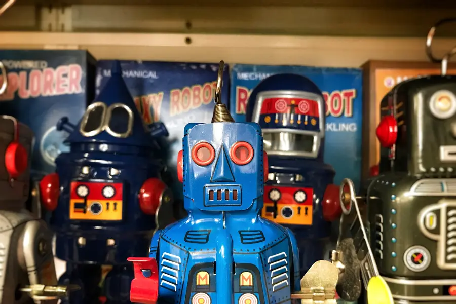 Étagère de jouets rétro colorés inspirés des années quatre-vingt