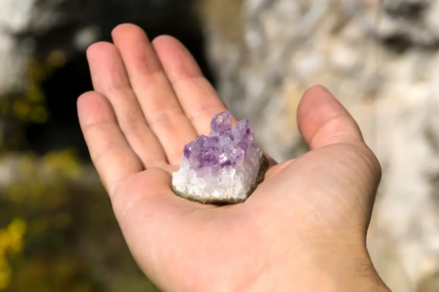 Cristal de roche transparent posé près d’un mala sobre