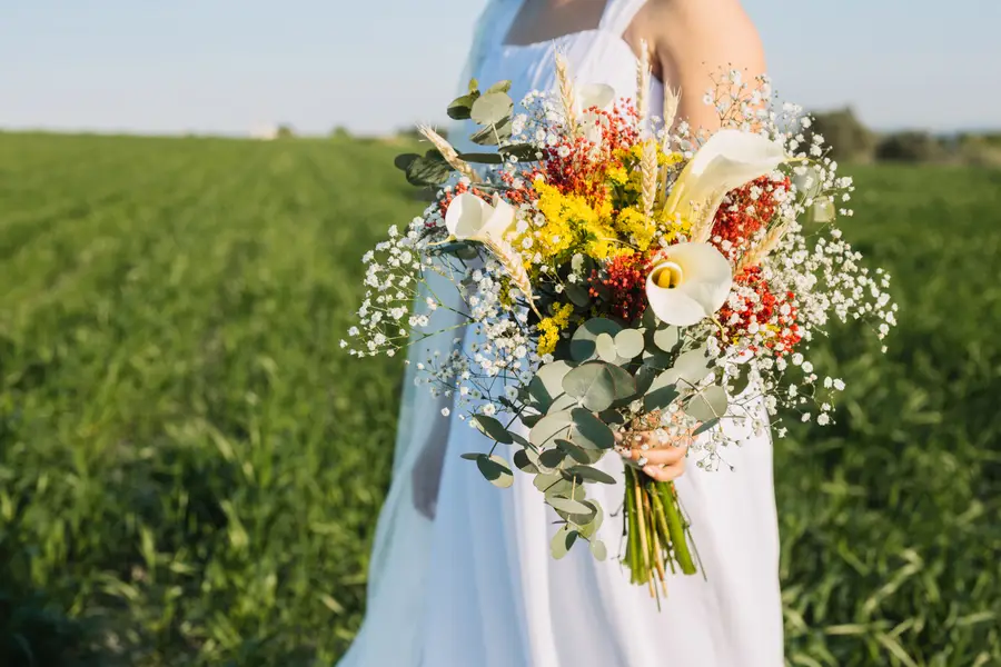Bouquet de mariage saisonnier préparé dans un atelier de fleuriste