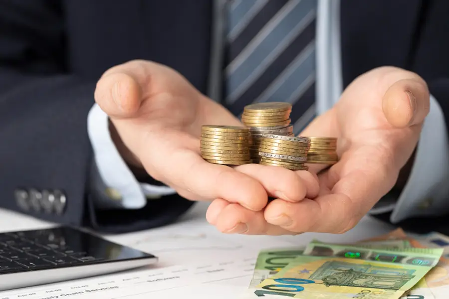Personne comparant des offres de prêt de 2 000 euros sur ordinateur