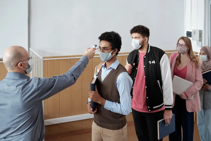 Étudiante comparant une carte de mutuelle et un carnet de vaccination