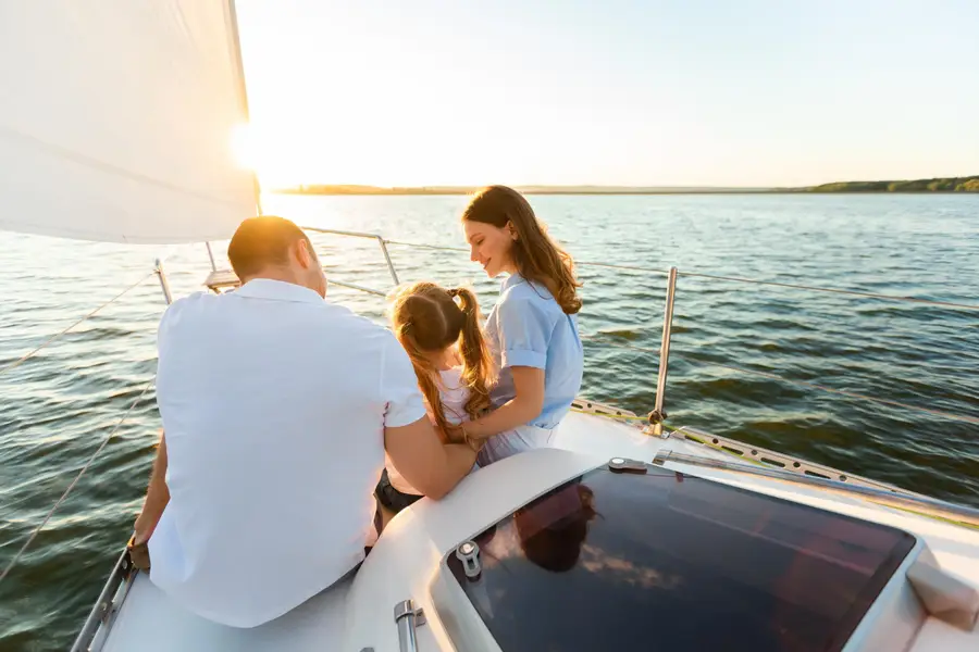 Catamaran de croisière manœuvrant calmement près d’un port français