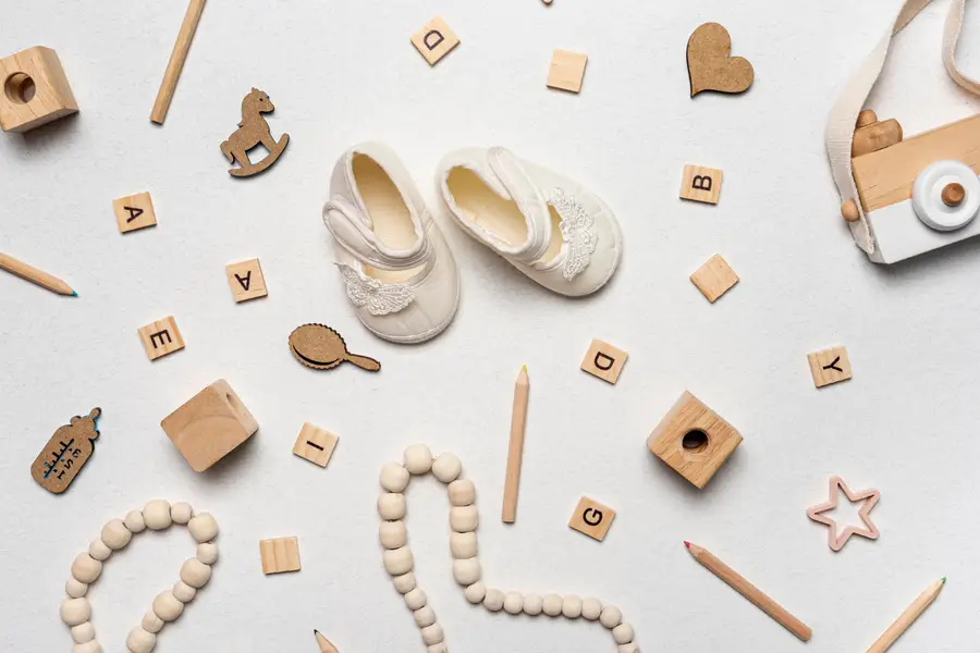 Boîte à souvenirs et cape de bain personnalisée dans une chambre de bébé