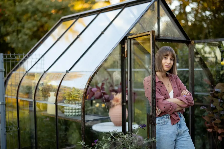 Verrière extérieure en aluminium posée contre une maison contemporaine