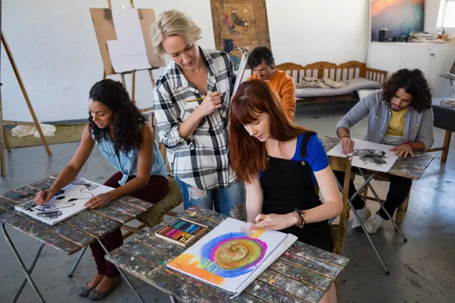 Atelier lumineux de graphisme avec maquettes imprimées sur un bureau