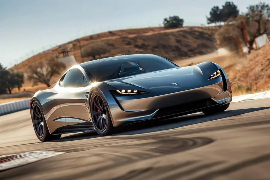 Tesla Roadster rouge stationnée sur piste, vue arrière dynamique
