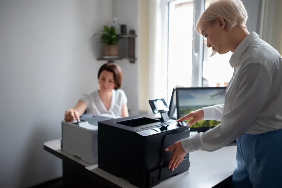 Imprimante multifonction dans un petit bureau français avec devis imprimés