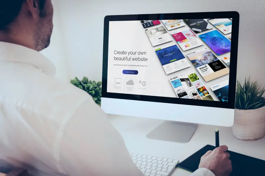 Entrepreneur préparant un site professionnel sur ordinateur portable dans un bureau lumineux
