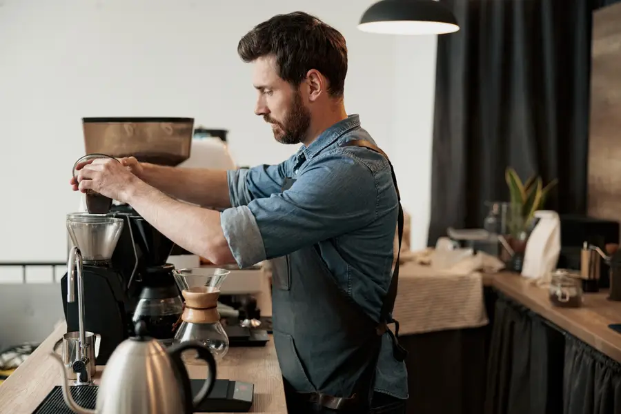 Machine à café automatique avec broyeur préparant un espresso dans une cuisine