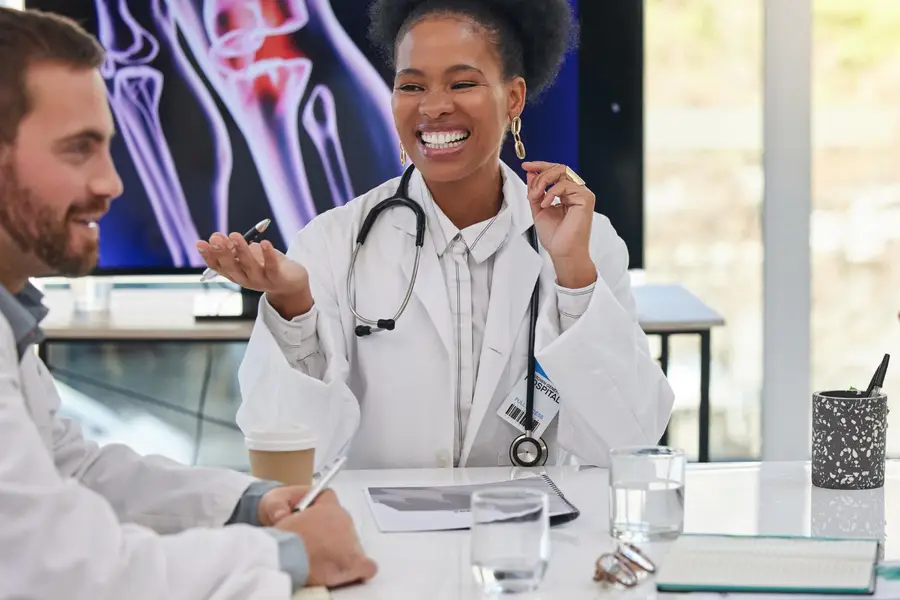 Secrétaire médicale utilisant un casque devant un agenda de cabinet