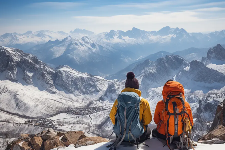 Skieurs sur une piste alpine enneigée face aux sommets européens